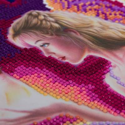 Diamond Painting Bild mit LED Beleuchtung, Angel Dust, runde Diamanten, ca. 50x40cm, Teilbild