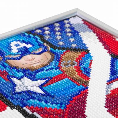 Diamond Painting Bild mit weißem Bilderrahmen, Captain America, runde Diamanten, ca. 21x25cm, Teilbild