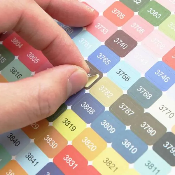 1 set of stickers, 572 square labels, 1.2x0.9cm, labeled with color code letter & number