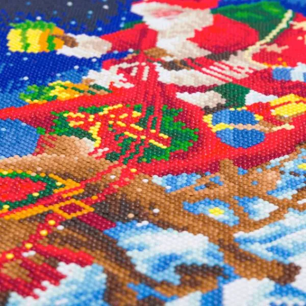 Crystal Art Kit, auf Keilrahmen gespannt, Santa`s Midnight Flight, runde Steine, ca. 50x40cm, Teilbild