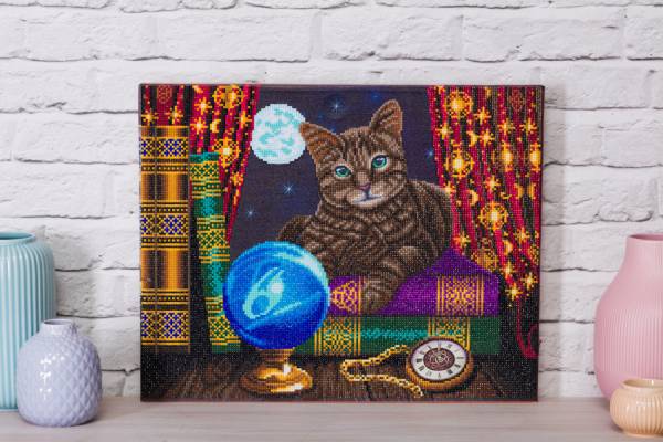 Diamond Painting Bild mit LED Beleuchtung, Lisa Parker - Fortune Teller Cat, runde Diamanten, ca. 50x40cm, Vollbild