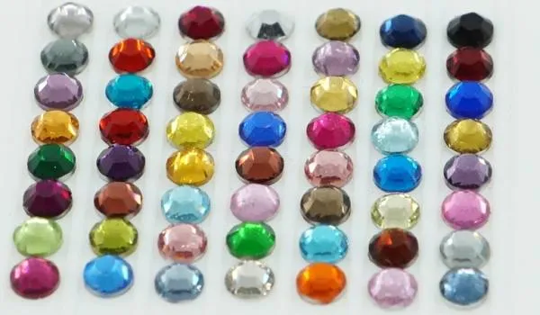 Beispiel unterschiedliche Farben von Strass-Steinen