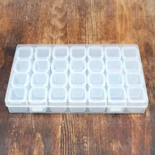 Sortierbox mit 28 Fächern, aufgeteilt in 7 Reihen mit 4 Boxen fest verschließbare Deckel